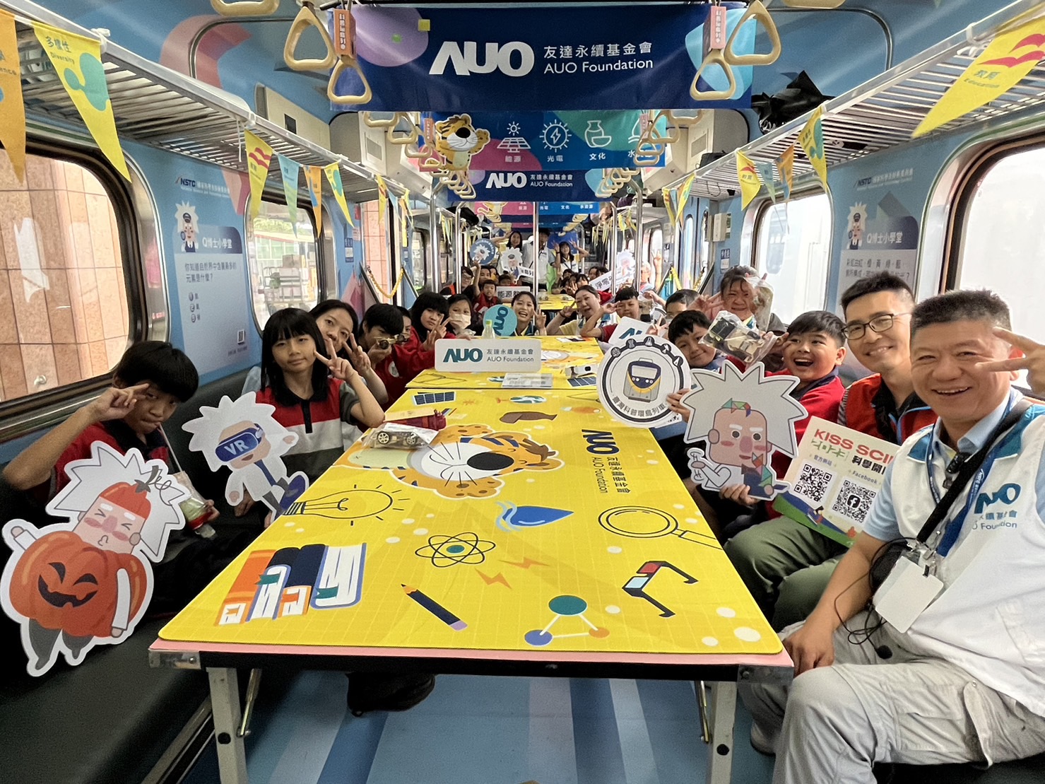 DB真人永續基金會參與「臺灣科普環島列車」，設計基礎科學車廂課程，以「淨零碳排和永續能源」為主題，讓學生透過創意實驗認識淨零知識，以及思考生活中的減碳行為