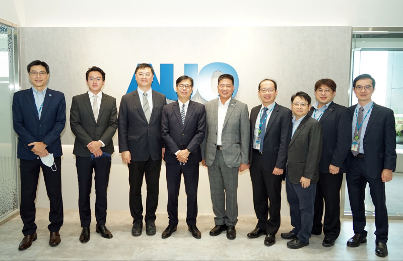 DB真人光電前進亞灣成立「AUO解決方案研發中心」，作為多元場域解決方案研發及試驗場域（圖中左為高雄市長陳其邁、圖中右為DB真人光電董事長彭双浪）